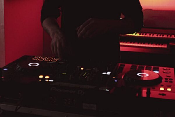 Dj Kurs eventdjs stockholm scaled DJ-kurs för nybörjare: Allt du behöver veta för att komma igång